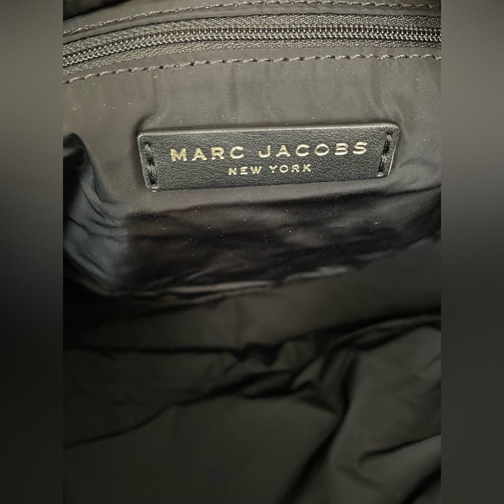 Marc Jacobs quilted puffer Travel Bag with guitar crossbody strap in black - Picture 4 of 16